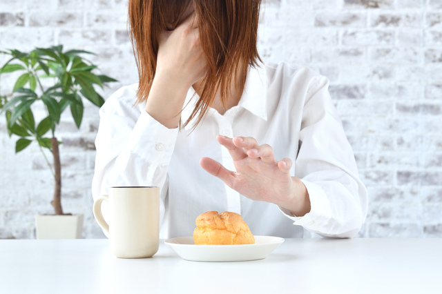 食事制限に悩む女性